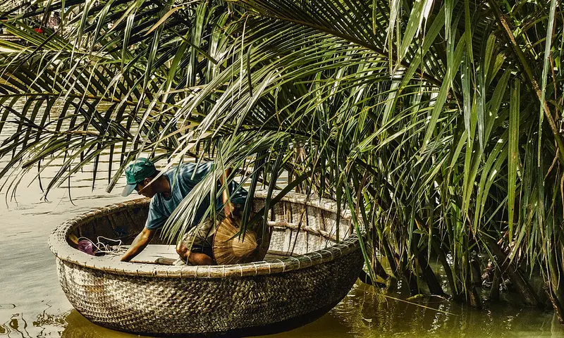 Hoi An lantern & basket-boat experience